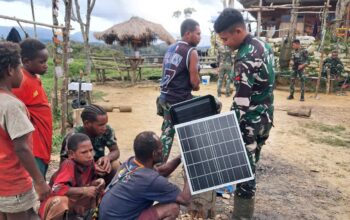 Pos Parim Satgas Yonif 751/VJS Terangi Kampung Kakopom Lewat Pemasangan Lampu Penerangan