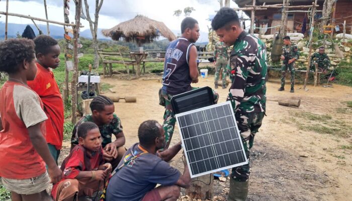 Pos Parim Satgas Yonif 751/VJS Terangi Kampung Kakopom Lewat Pemasangan Lampu Penerangan