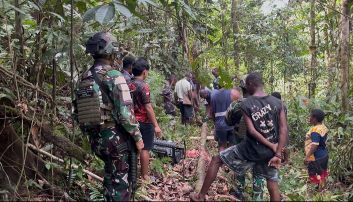 Satgas Pamtas RI–PNG Kewilayahan Yonif 763/SBA Bantu Warga Pembuatan Air Bersih 