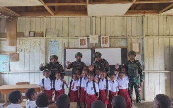 Pos Tarup Satgas Yonif 751/VJS Ajarkan Wawasan Kebangsaan di SD Tarup: Bagikan Seragam & Perlengkapan Sekolah, Bangkitkan Semangat Belajar Anak Perbatasan