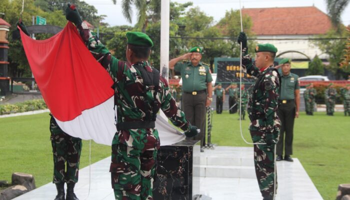 Prajurit dan PNS Kodim Giat Laksanakan Upacara Bendera