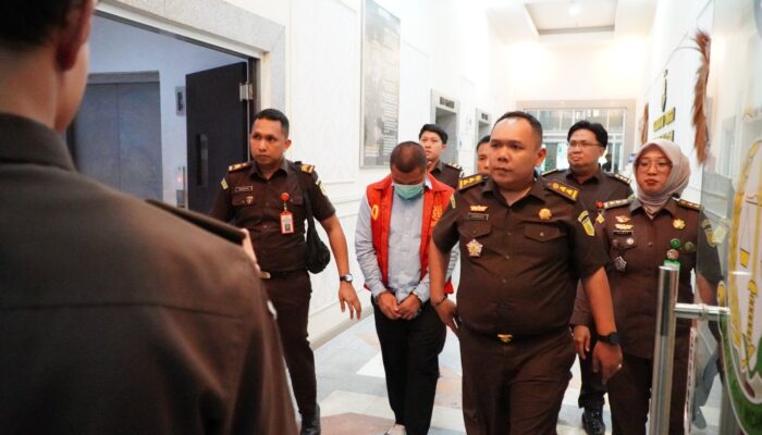 PENETAPAN TERSANGKA DUGAAN TIPIKOR KEGIATAN PENDISTRIBUSIAN SEMEN DI PROVINSI SUMATERA SELATAN OLEH DISTRIBUTOR PT. KMM 