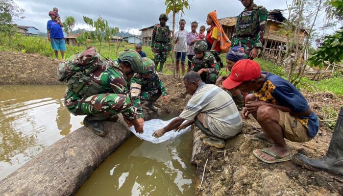 Pos Denom Satgas Yonif 751/VJS Serahkan Bibit Ikan untuk Warga: Dorong Ketahanan Pangan dan Budidaya Produktif