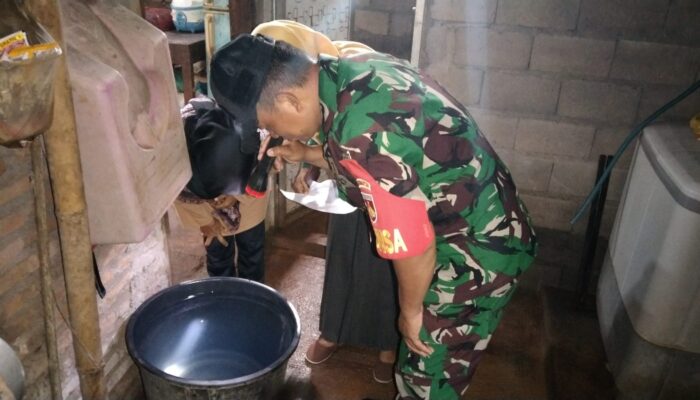 CEGAH DBD SEJAK DINI, BABINSA NOGOSARI TURUN LANGSUNG CEK JENTIK NYAMUK DI RUMAH WARGA