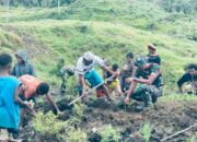 Berkebun Bersama, Panen Kebersamaan: Pos Parim Satgas Yonif 751/VJS Edukasi “Dapur Hidup” untuk Kemandirian Pangan Warga Kakopom