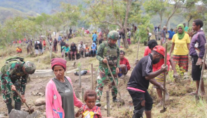 Karya Bhakti Satgas Yonif 521 Gotong Royong Pembersihan Makam Islam di Distrik Walesi
