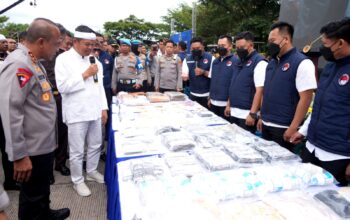Gubernur Dedi Mulyadi dan Kapolda Jabar Musnahkan Barang Bukti Hasil Kejahatan