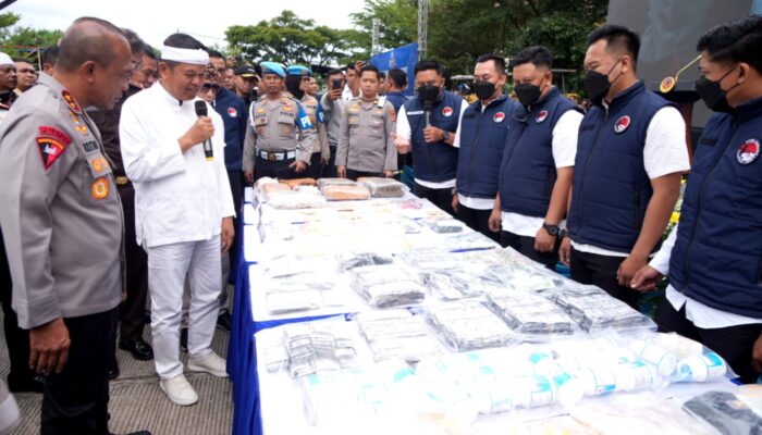 Gubernur Dedi Mulyadi dan Kapolda Jabar Musnahkan Barang Bukti Hasil Kejahatan