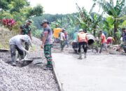 Tetap Semangat Percepat Pengecoran Rabat Jalan, Anggota Satgas TMMD Ke 127 Kodim 0808/Blitar Di Bulan Puasa