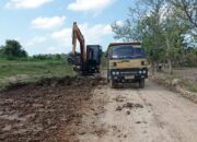 Babinsa Koramil 13/Baktiya Bersama Alat Berat Pulihkan Jalan dan Parit Pascabanjir