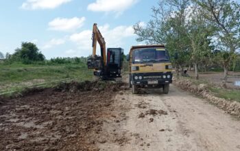 Babinsa Koramil 13/Baktiya Bersama Alat Berat Pulihkan Jalan dan Parit Pascabanjir