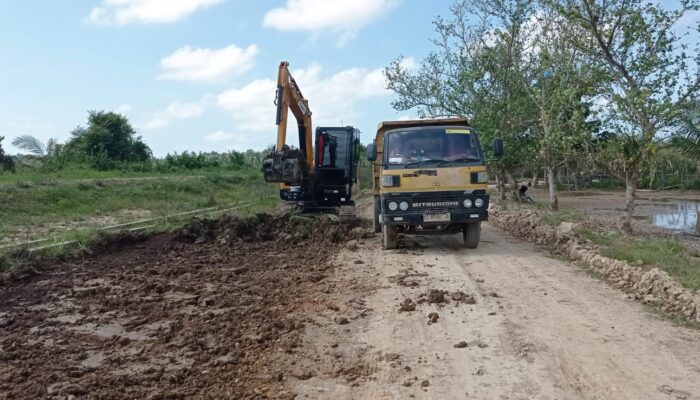 Babinsa Koramil 13/Baktiya Bersama Alat Berat Pulihkan Jalan dan Parit Pascabanjir
