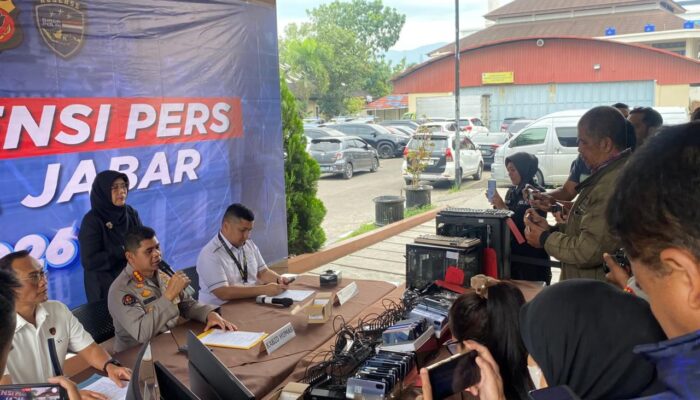 Polda Jabar Sita Puluhan HP dan Ribuan SIM Card dari Markas WhatsApp Blast Judi Online di Cirebon
