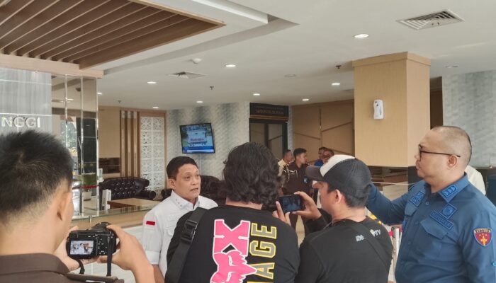 KEJATI RIAU TAHAN DIREKTUR UTAMA PT. TENGGANAU MANDIRI LESTARI DUGAAN TINDAK PIDANA KORUPSI PENGUASAAN BARANG BUKTI PABRIK MINI KEPALA SAWIT (PMKS) MILIK PEMKAB BENGKALIS