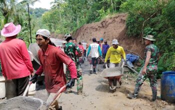Demi Kemajuan Desa, Bulan Puasa Bukan Penghalang Kemanunggalan TNI Dan Rakyat Dilokasi TMMD 127 Desa Kembang