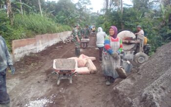 Semangat Kaum Ibu Warnai TMMD Mliwis, Gotong Royong Cor Jalan Demi Akses Lebih Baik