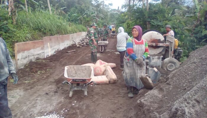 Semangat Kaum Ibu Warnai TMMD Mliwis, Gotong Royong Cor Jalan Demi Akses Lebih Baik