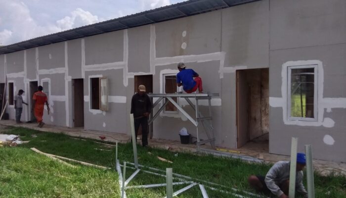 Babinsa Koramil 29/Langkahan Dampingi Pembangunan Huntara untuk Warga Terdampak Banjir