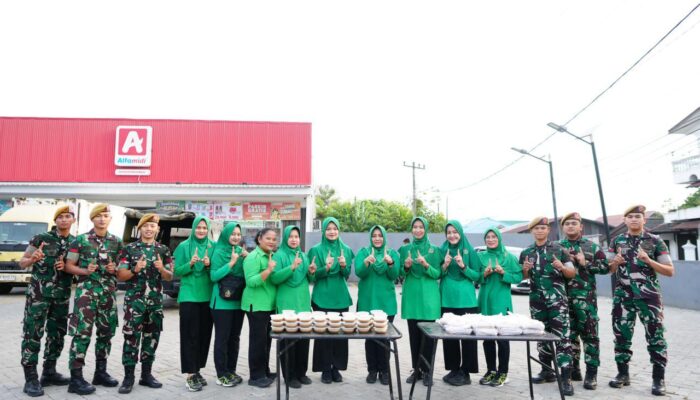 Jumat Penuh Cinta, Ramadhan Penuh Makna: Yonarhanud 11/WBY Hadir di Tengah Rakyat Bagikan Takjil Gratis”