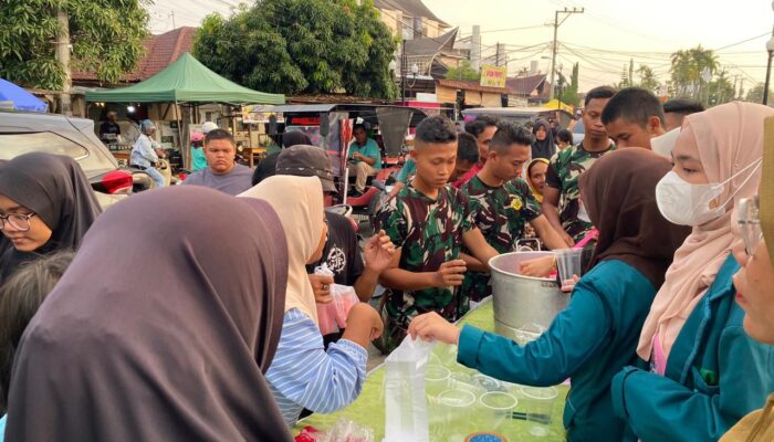 Kolaborasi Satgas Gulbencal Batalyon Arhanud 11/WBY dan Poltekkes Kemenkes D3 Keperawatan Tapteng Gelar Stand Takjil Gratis di Jantung Kota Pandan