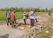 Babinsa Bersama Warga Kerja Bakti Uruk Bahu Jalan