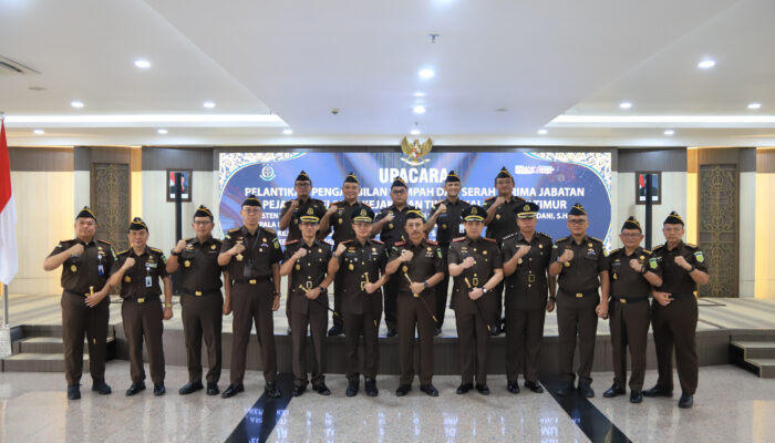 KEPALA KEJAKSAAN TINGGI KALIMANTAN TIMUR MELAKUKAN PELANTIKAN, DAN PENGAMBILAN SUMPAH JABATAN, PEJABAT ESELON III DILINGKUNGAN KEJATI KALTIM