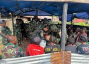 Pos Mimin Satgas Swasembada Yonif 751/VJS Bagikan Baju Layak Pakai ke Kampung Binaan Berjarak 3 Km dari Pos