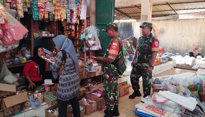 Babinsa Susuri Pasar, Cek Keamanan Makanan yang Dijual Pedagang