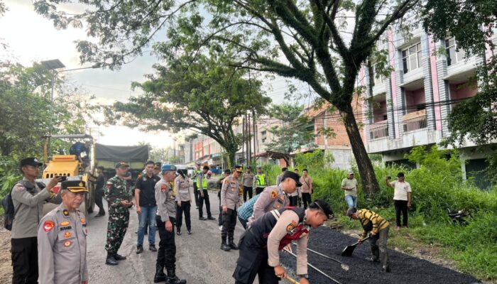 Polres OKU Bersama Instansi Terkait Perbaiki Jalur Mudik di Baturaja