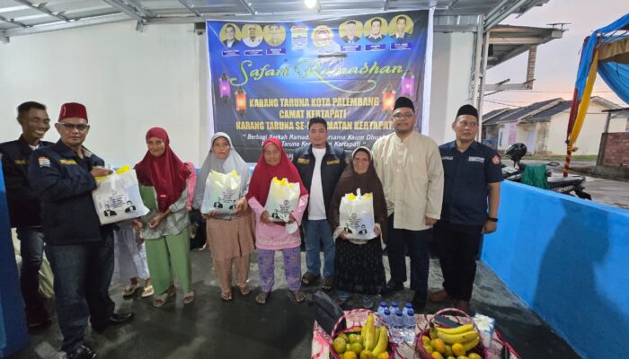 Safari Ramadhan di Karya Jaya, Ketua Karang Taruna Kota Palembang Serahkan Sembako dan Buka Puasa Bersama