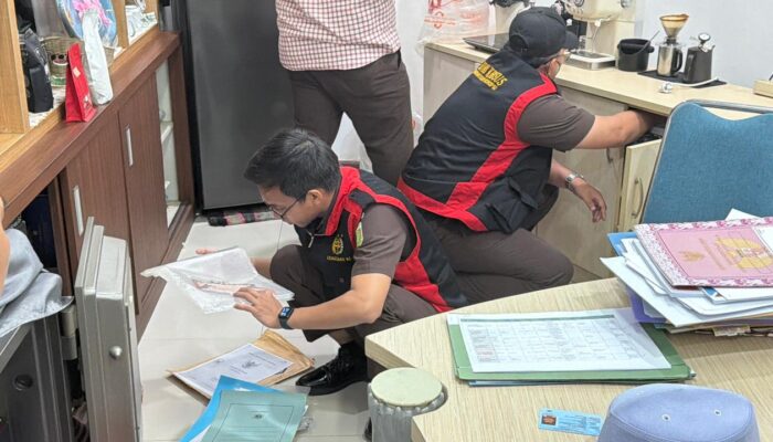 TIM PENYIDIK KEJATI KALTIM GELEDAH KANTOR ESDM PROVINSI KALTIM