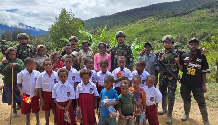 TNI Hadir untuk Warga Perbatasan: Pos Oksop Satgas Swasembada Yonif 751/VJS Anjangsana ke Kampung Alutbakon, Berbagi Bola, Seragam, Perlengkapan Sekolah, dan Pengobatan