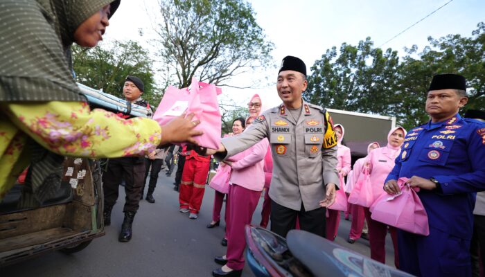 BERBAGI BERKAH RAMADHAN, KAPOLDA SUMSEL IRJEN POL SANDI NUGROHO DAN BHAYANGKARI SAPA PENGENDARA DI SIMPANG 5 DPRD