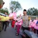 BERBAGI BERKAH RAMADHAN, KAPOLDA SUMSEL IRJEN POL SANDI NUGROHO DAN BHAYANGKARI SAPA PENGENDARA DI SIMPANG 5 DPRD