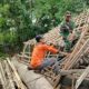 Gotong Royong TNI Dan Warga, Babinsa Kanigoro Bantu Bedah Rumah Tidak Layak Huni