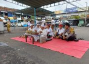 Sinergi Bhabinkamtibmas Desa Bajera Kawal Upacara Tawur Kesanga di Terminal Bajera