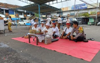 Sinergi Bhabinkamtibmas Desa Bajera Kawal Upacara Tawur Kesanga di Terminal Bajera