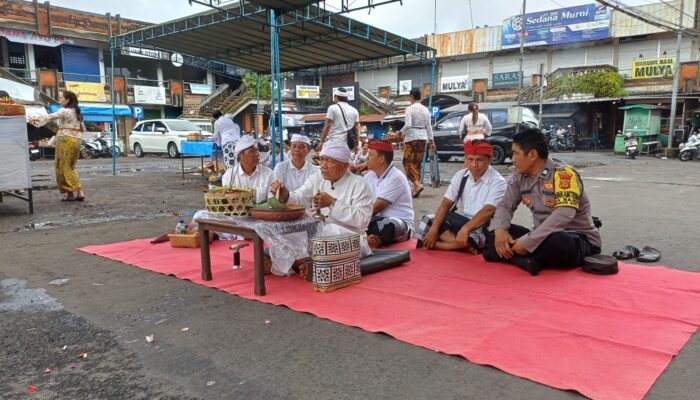 Sinergi Bhabinkamtibmas Desa Bajera Kawal Upacara Tawur Kesanga di Terminal Bajera