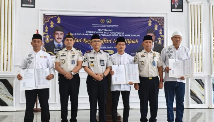 Kakanwil Ditjenpas Aceh serahkan Remisi Khusus Idul Fitri di Lapas Kelas IIA Banda Aceh