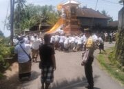 Bhabinkamtibmas Desa Peken Belayu Polsek Marga Pengamanan Upacara Ngaben