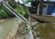 Bibir Sungai Longsor Parah, Warga Villa Balaraja Terancam Bahaya Serius