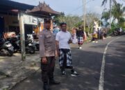 Bhabinkamtibmas Desa Antapan Amankan Upacara Ngaben di Desa Adat Gelogor