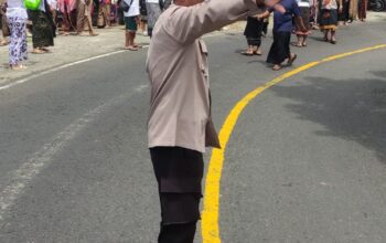 Bhabinkamtibmas Desa Batunya Amankan Upacara Ngaben di Banjar Tamantada