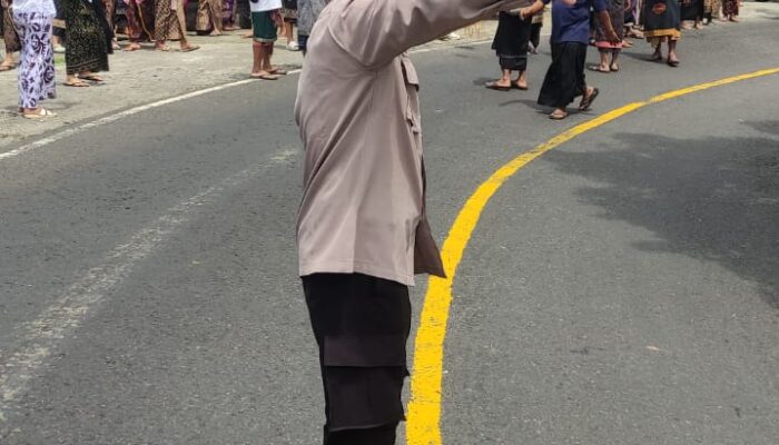 Bhabinkamtibmas Desa Batunya Amankan Upacara Ngaben di Banjar Tamantada