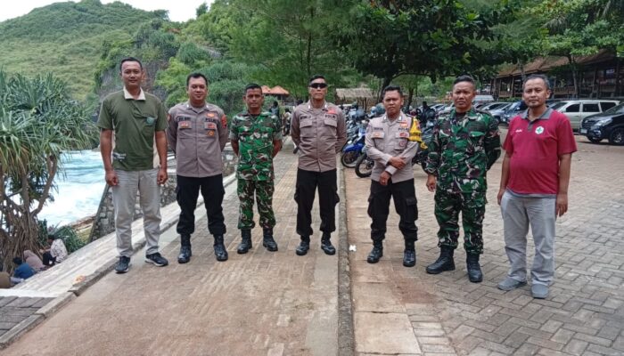 Petugas Gabungan Pantau Wisatawan Di Pantai Paranggupito Wonogiri