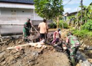 Babinsa Berpartisipasi Aktif dalam Pembangunan Parit Masjid 