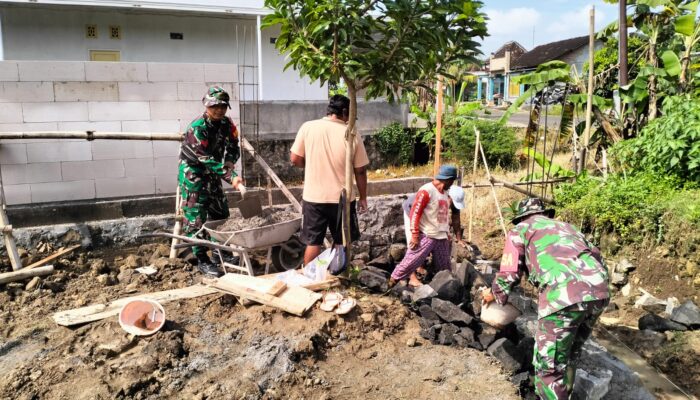 Babinsa Berpartisipasi Aktif dalam Pembangunan Parit Masjid 