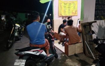 Hadir di Tengah Warga, Babinsa Nogosari Aktifkan Satkamling Demi Lingkungan Aman dan Kondusif