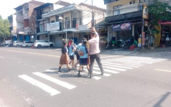 Polsek Kediri Gelar Personil Untuk Laksanakan Penjagaan dan pengaturan Arus Lalulintas Siang Hari
