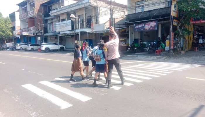 Polsek Kediri Gelar Personil Untuk Laksanakan Penjagaan dan pengaturan Arus Lalulintas Siang Hari
